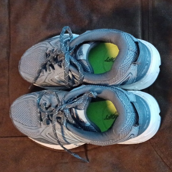 NEW BALANCE, EUC WOMENS SHOES, SIZE 8. GRAY, BLUE, AND WHITE AND BLUE SOLES. - Picture 3 of 9